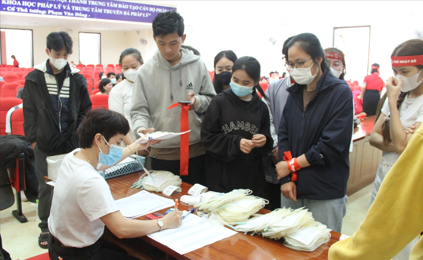 Tình nguyện viên đủ tiêu kiện nhận túi để hiến máu. Tình nguyện viên đủ tiêu kiện nhận túi để hiến máu.