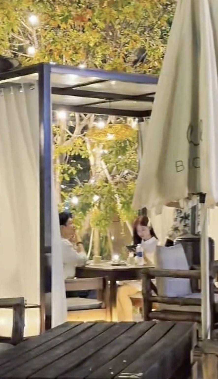 Trên mạng bất ngờ xuất hiện hình ảnh Meichan và Hà Còi ngồi cùng nhau. Ảnh: Threads. Trên mạng bất ngờ xuất hiện hình ảnh Meichan và Hà Còi ngồi cùng nhau. Ảnh: Threads.