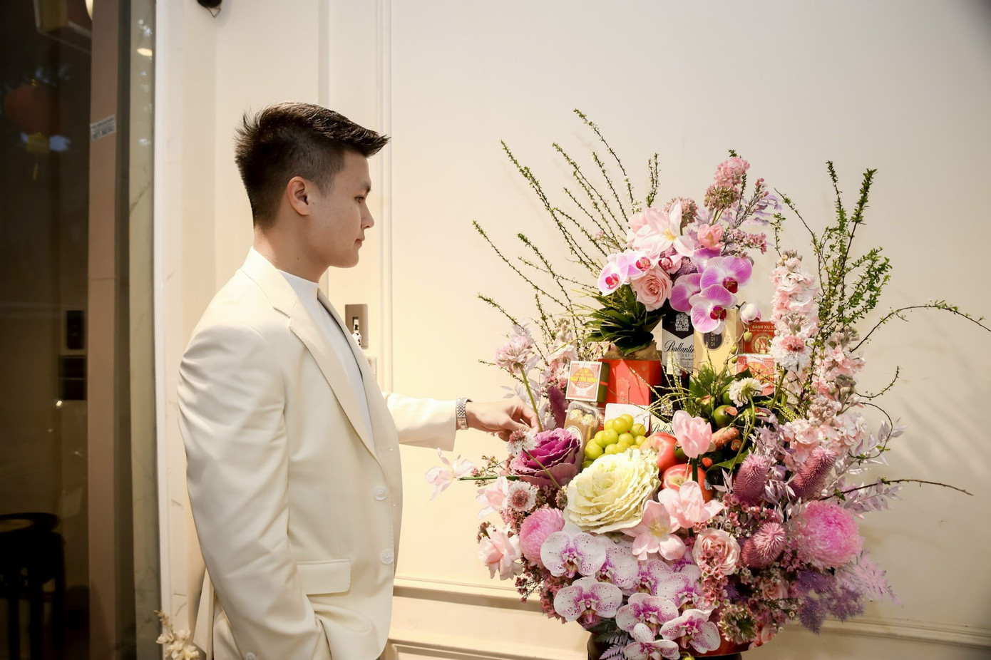 Lễ dạm ngõ của Quang Hải được trang trí đẹp mắt, toàn hoa tươi. Lễ dạm ngõ của Quang Hải được trang trí đẹp mắt, toàn hoa tươi.