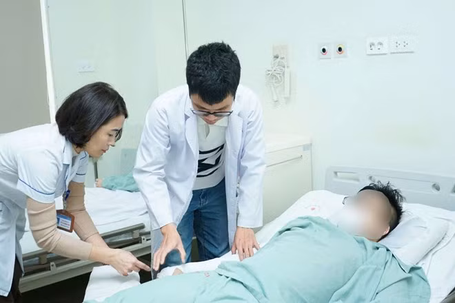 Bác sĩ kiểm tra cho nam thanh niên gãy xương cánh tay do chơi vật tay. (Ảnh: Thanh Xuân) Bác sĩ kiểm tra cho nam thanh niên gãy xương cánh tay do chơi vật tay. (Ảnh: Thanh Xuân)