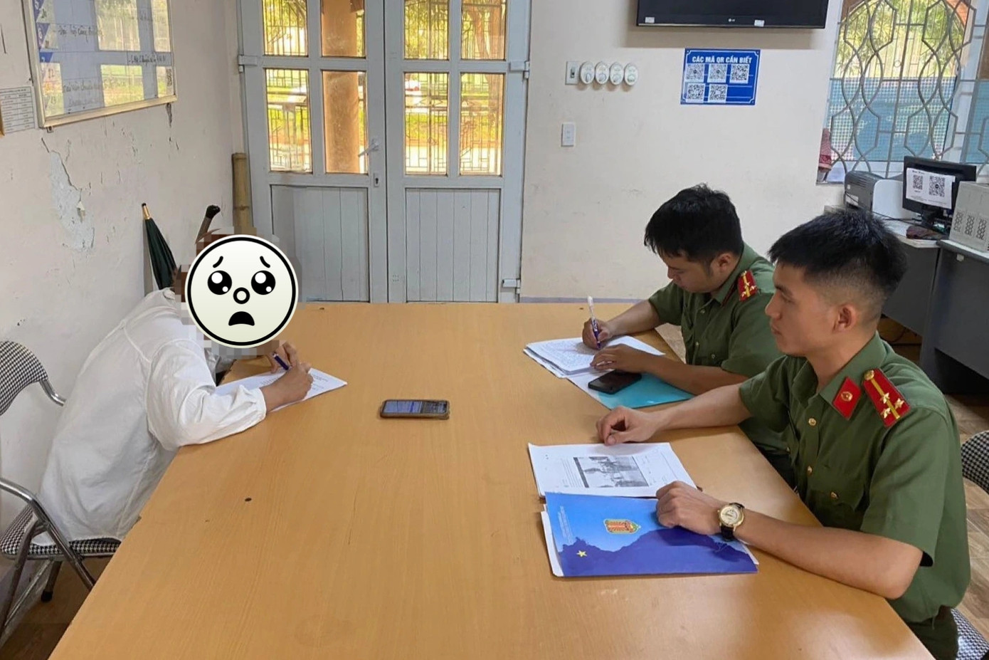 Cơ quan an ninh điều tra làm việc với nữ sinh L.T.T. (Ảnh: Bá Trí) Cơ quan an ninh điều tra làm việc với nữ sinh L.T.T. (Ảnh: Bá Trí)