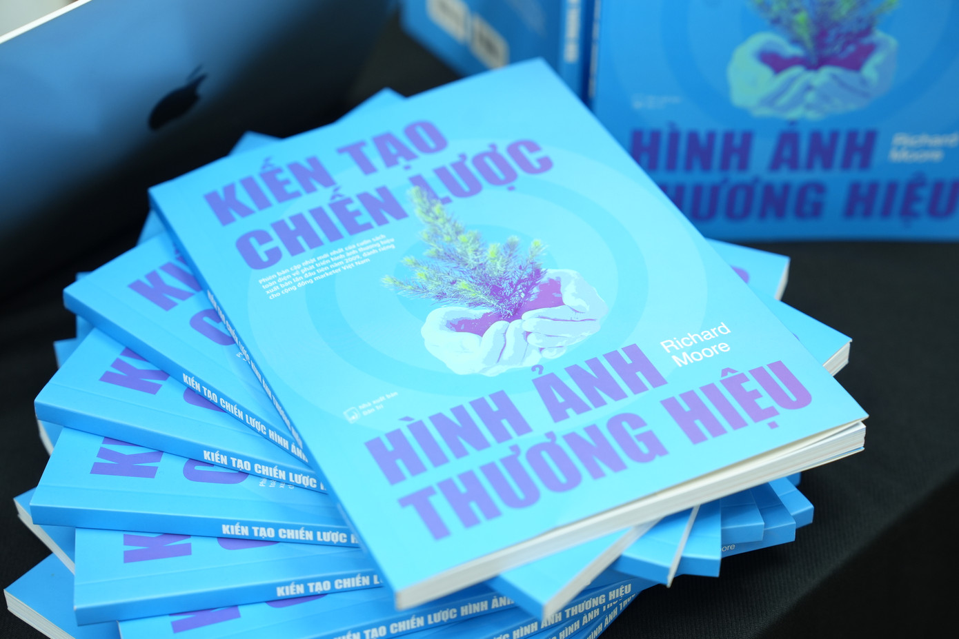 Cuốn sách “Kiến tạo chiến lược hình ảnh thương hiệu”.