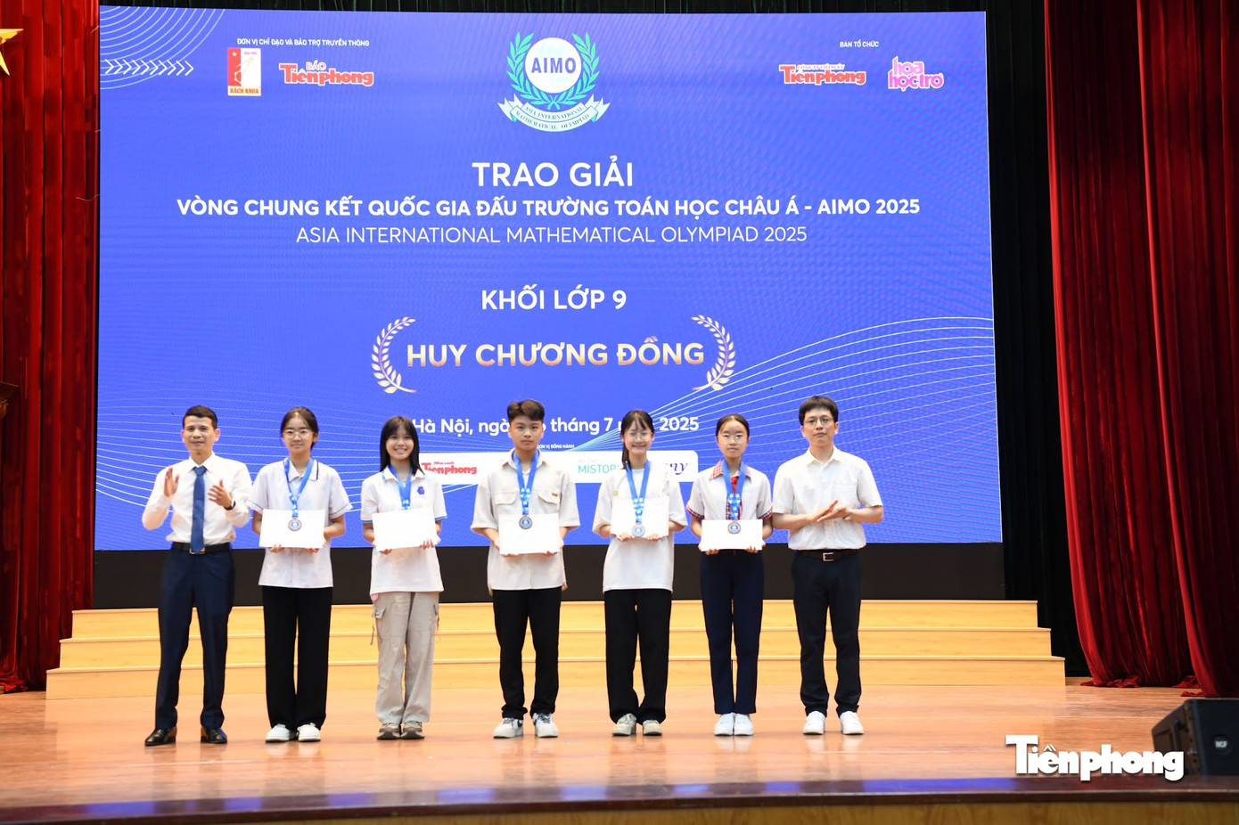 Thí sinh cấp THCS đạt Huy chương Đồng. Thí sinh cấp THCS đạt Huy chương Đồng.