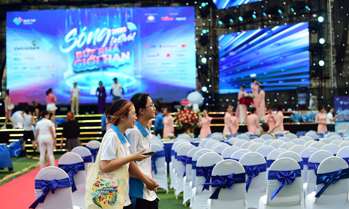 Ngày Thẻ Việt Nam - Sóng Festival 2023 thu hút đông đảo sinh viên đã đến tham gia với nhiều hoạt động thú vị và trải nghiệm thực tế công nghệ thanh toán không dùng tiền mặt, công nghệ thanh toán thẻ ngân hàng hiện đại và tiên tiến nhất... (Ảnh: Xuân Tùng) Ngày Thẻ Việt Nam - Sóng Festival 2023 thu hút đông đảo sinh viên đã đến tham gia với nhiều hoạt động thú vị và trải nghiệm thực tế công nghệ thanh toán không dùng tiền mặt, công nghệ thanh toán thẻ ngân hàng hiện đại và tiên tiến nhất... (Ảnh: Xuân Tùng)