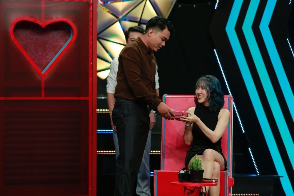 Đoan Minh nhận quà từ bạn nam được ghép đôi. Đoan Minh nhận quà từ bạn nam được ghép đôi.