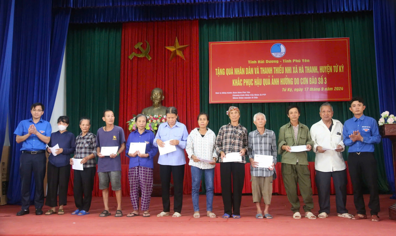 Đồng chí Bùi Hải Bằng, Phó bí thư thường trực tỉnh đoàn, Chủ tịch Hội Liên hiệp thanh niên Việt Nam tỉnh (bìa trái) tặng quà bà con, nhân dân bị ảnh hưởng do cơn bão số 3 tại chương trình.