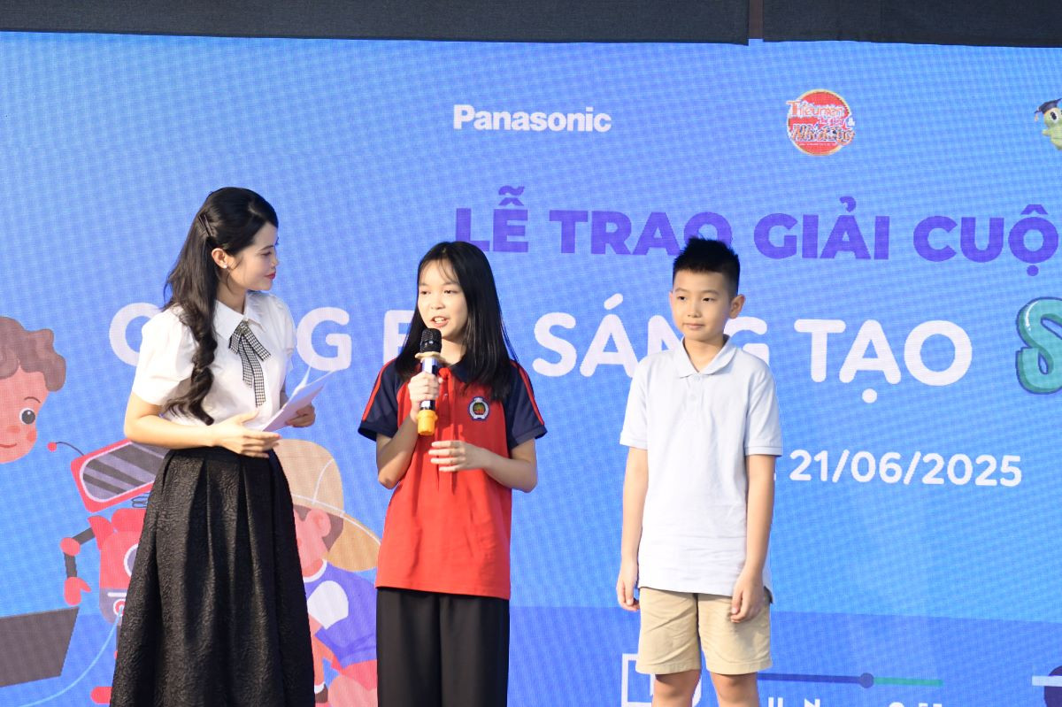 Các bạn học sinh giao lưu tại lễ trao giải.