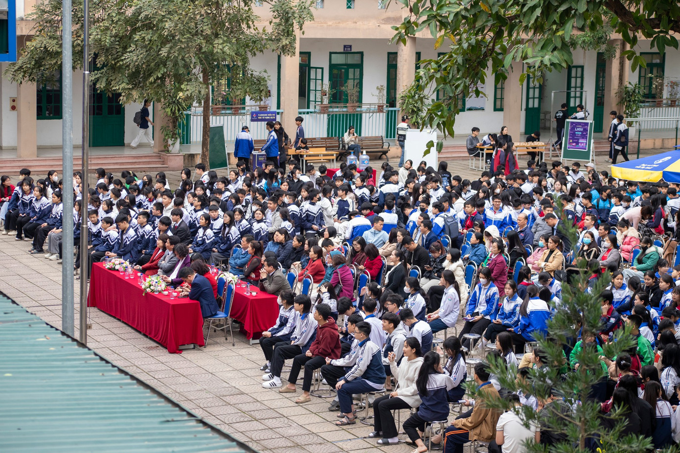 Học sinh trường THPT Liên Hà. Học sinh trường THPT Liên Hà.