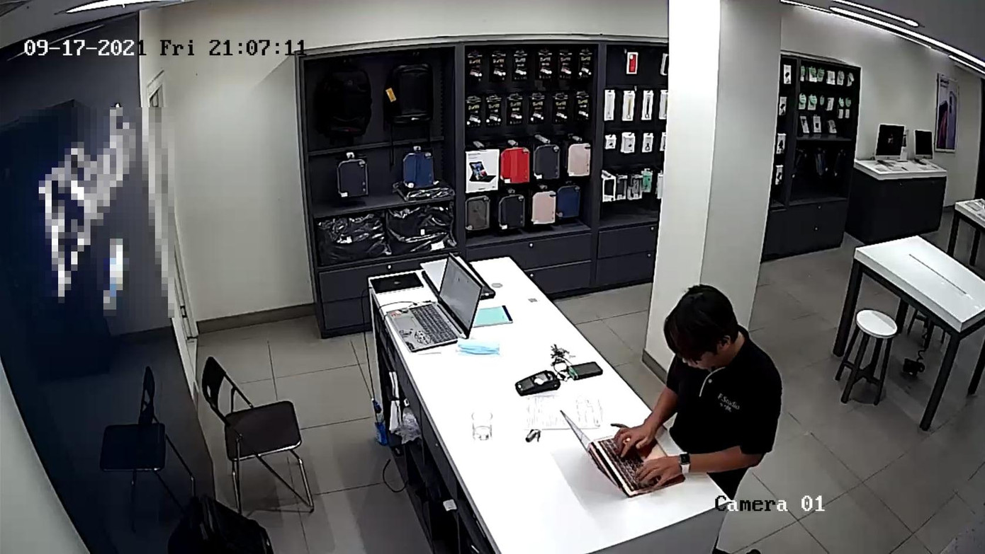 Camera trích xuất hình ảnh thời điểm nhân viên kỹ thuật thao tác trên Macbook của khách. Camera trích xuất hình ảnh thời điểm nhân viên kỹ thuật thao tác trên Macbook của khách.