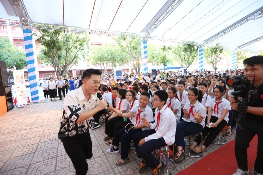 Diễn viên Quang Anh xuất hiện giao lưu tại diễn đàn đã tạo nên một không khí sôi động. Diễn viên Quang Anh xuất hiện giao lưu tại diễn đàn đã tạo nên một không khí sôi động.