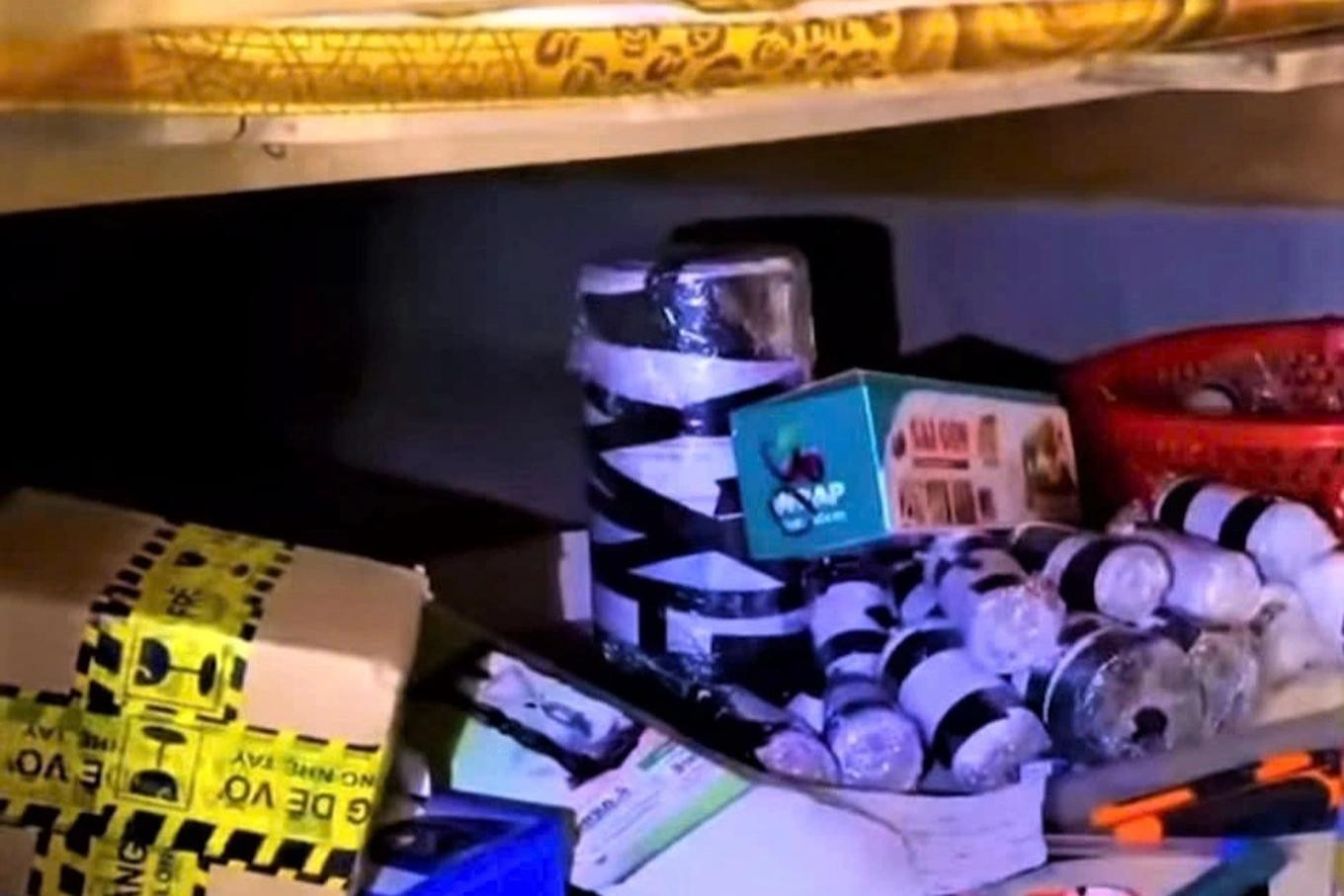 Nhóm học sinh cất giấu pháo trên gác mái, dưới gầm giường trong nhà nhưng phụ huynh không hề hay biết. (Ảnh: Công an cung cấp cho báo chí)