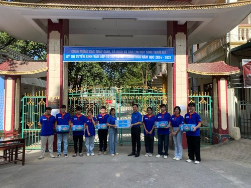 Đồng chí Đoàn Văn Trường, Phó Bí thư Tỉnh Đoàn Thanh Hóa tặng quà cho đội tình nguyện tiếp sức mùa thi.