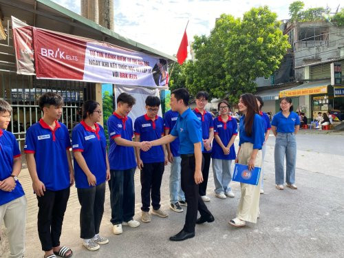 Đồng chí Đoàn Văn Trường, Phó Bí thư Tỉnh đoàn động viên các đội hình tình nguyện.