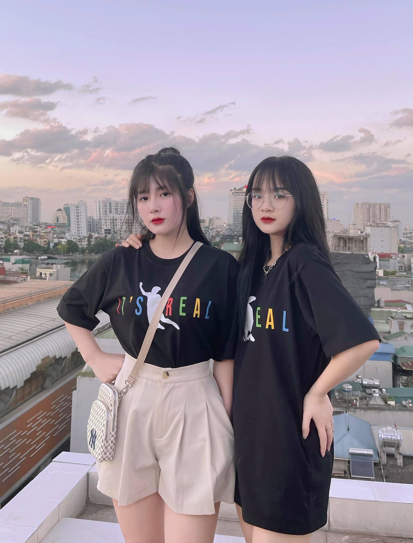 Cặp đôi chị em Quỳnh Alee và Gấm Kami đang nổi tiếng trên mạng xã hội. Cặp đôi chị em Quỳnh Alee và Gấm Kami đang nổi tiếng trên mạng xã hội.