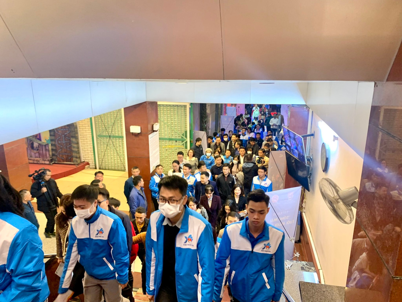 Đại biểu tham dự buổi công diễn.