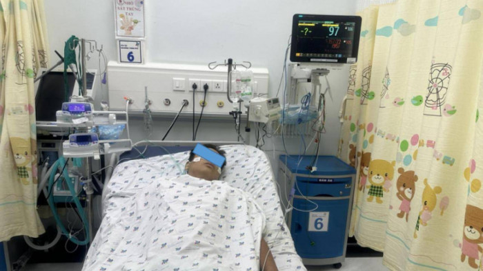 Nam sinh bị sốc nhiệt điều trị tại BV Nhi đồng Thành phố. (Ảnh: Bệnh viện cung cấp cho báo chí)