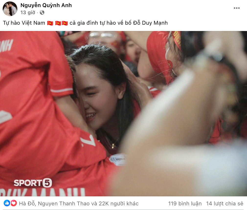 Duy Mạnh chạy tới sân hôn "công chúa béo" Quỳnh Anh sau khi giành chiến thắng tại chung kết lượt về AFF Cup 2024 trên sân Rajamangala. Duy Mạnh chạy tới sân hôn "công chúa béo" Quỳnh Anh sau khi giành chiến thắng tại chung kết lượt về AFF Cup 2024 trên sân Rajamangala.