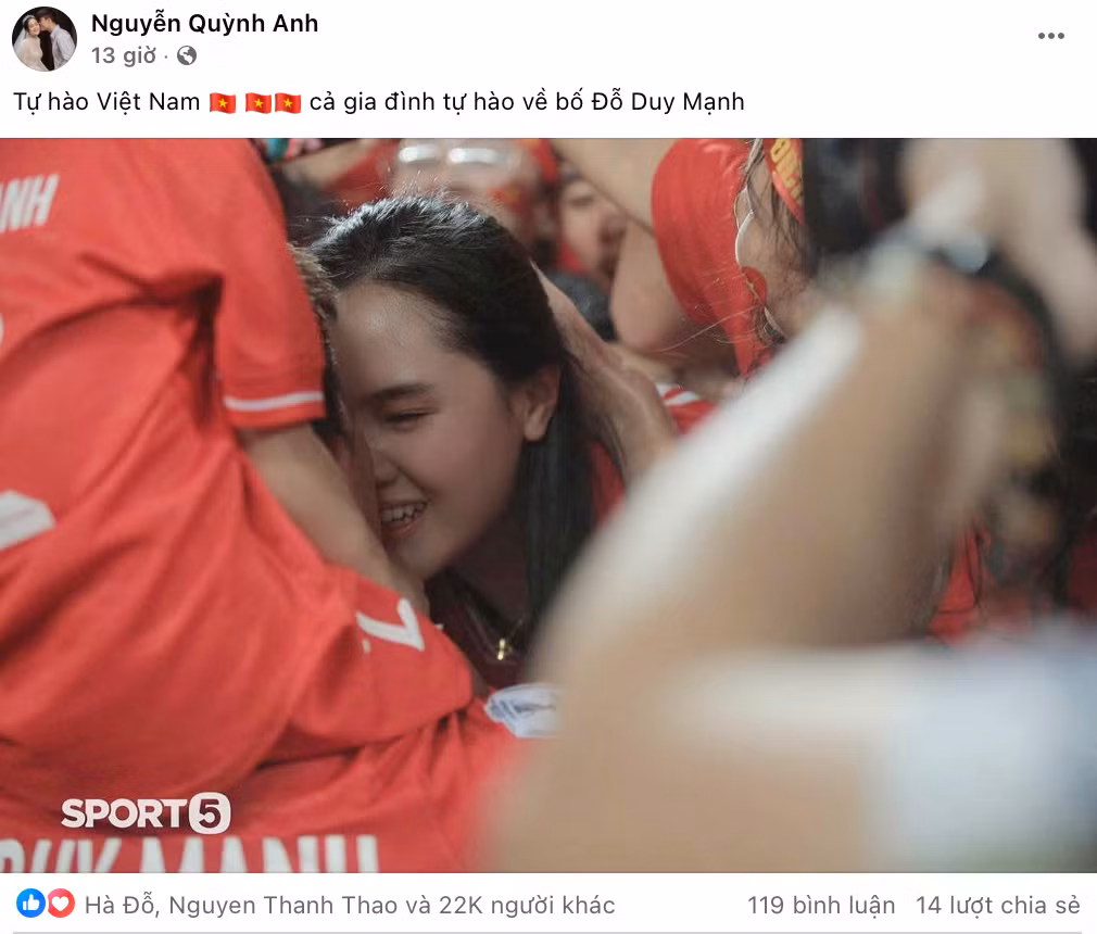 Duy Mạnh chạy tới sân hôn "công chúa béo" Quỳnh Anh sau khi giành chiến thắng tại chung kết lượt về AFF Cup 2024 trên sân Rajamangala.
