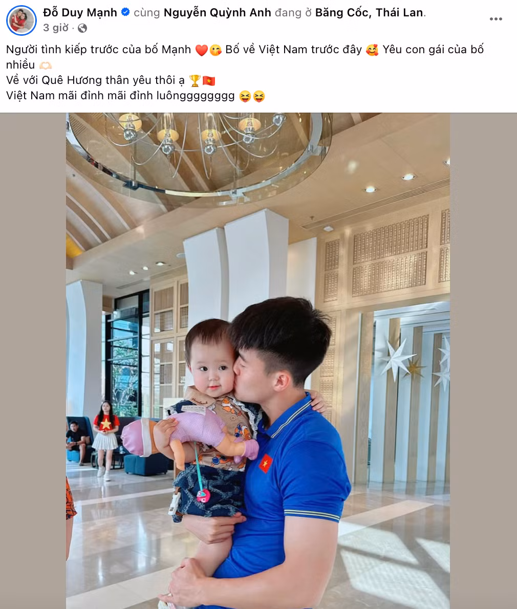 Khoảnh khắc hạnh phúc của đội trưởng Duy Mạnh khi được "ngủ cùng cúp" và bế con gái tại sân bay.