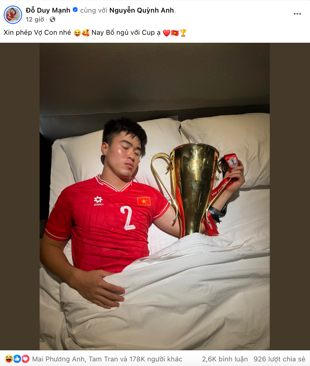 Khoảnh khắc hạnh phúc của đội trưởng Duy Mạnh khi được "ngủ cùng cúp" và bế con gái tại sân bay. Khoảnh khắc hạnh phúc của đội trưởng Duy Mạnh khi được "ngủ cùng cúp" và bế con gái tại sân bay.