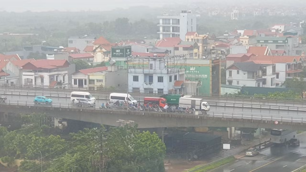Hình ảnh ô tô nối đuôi nhau thành hàng để che gió bão cho xe máy đi qua cầu Nhật Tân - Hà Nội chiều nay. (Ảnh: Cao Sang)