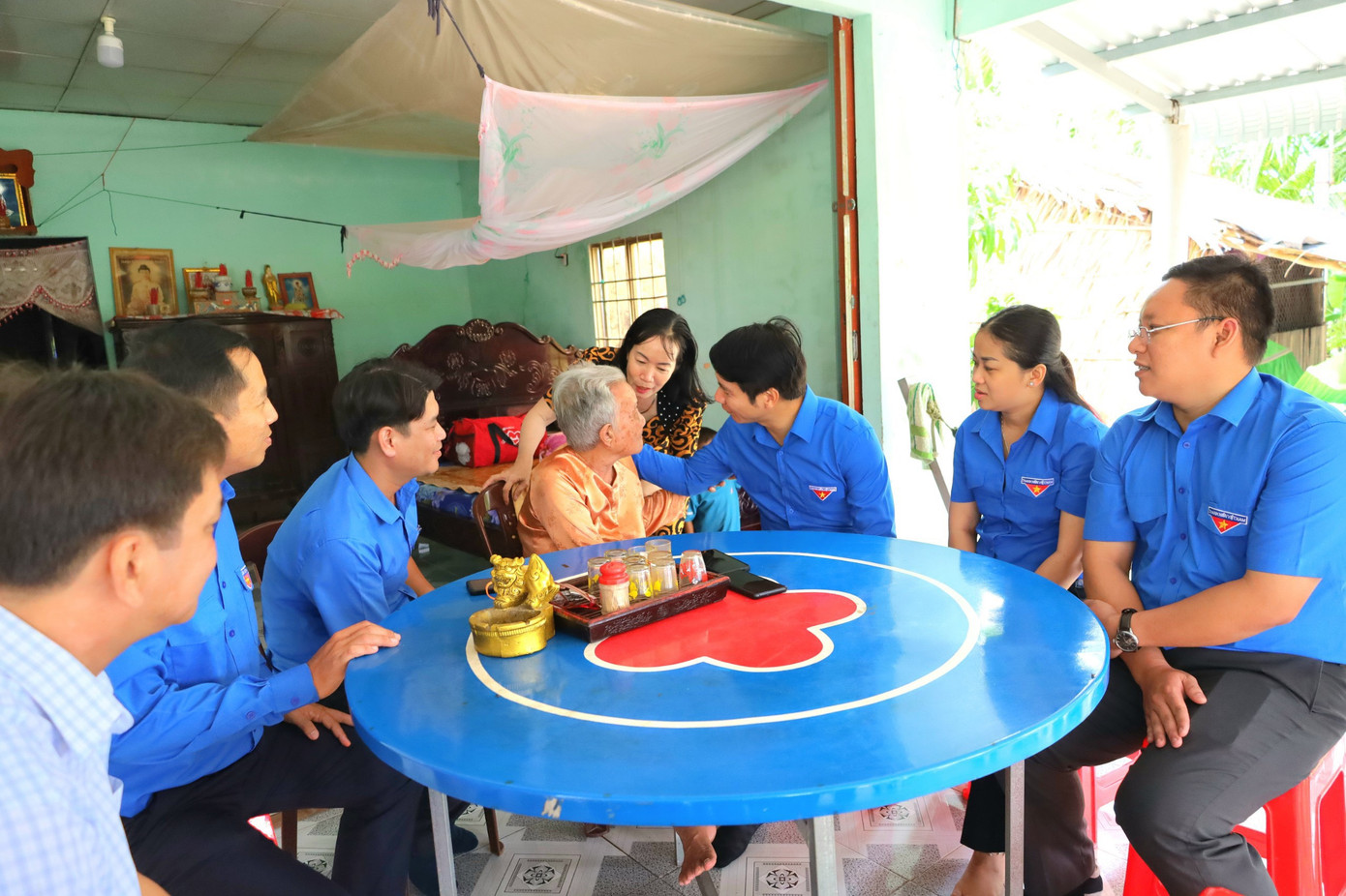 Đồng chí Nguyễn Ngọc Lương, Bí thư thường trực Trung ương Đoàn, Chủ tịch Hội LHTN Việt Nam thăm và tặng quà cho Mẹ Việt Nam anh hùng tại huyện Cái Nước. Đồng chí Nguyễn Ngọc Lương, Bí thư thường trực Trung ương Đoàn, Chủ tịch Hội LHTN Việt Nam thăm và tặng quà cho Mẹ Việt Nam anh hùng tại huyện Cái Nước.