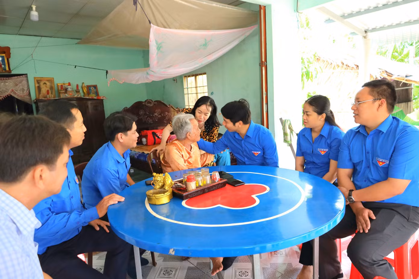 Đồng chí Nguyễn Ngọc Lương, Bí thư thường trực Trung ương Đoàn, Chủ tịch Hội LHTN Việt Nam thăm và tặng quà cho Mẹ Việt Nam anh hùng tại huyện Cái Nước.