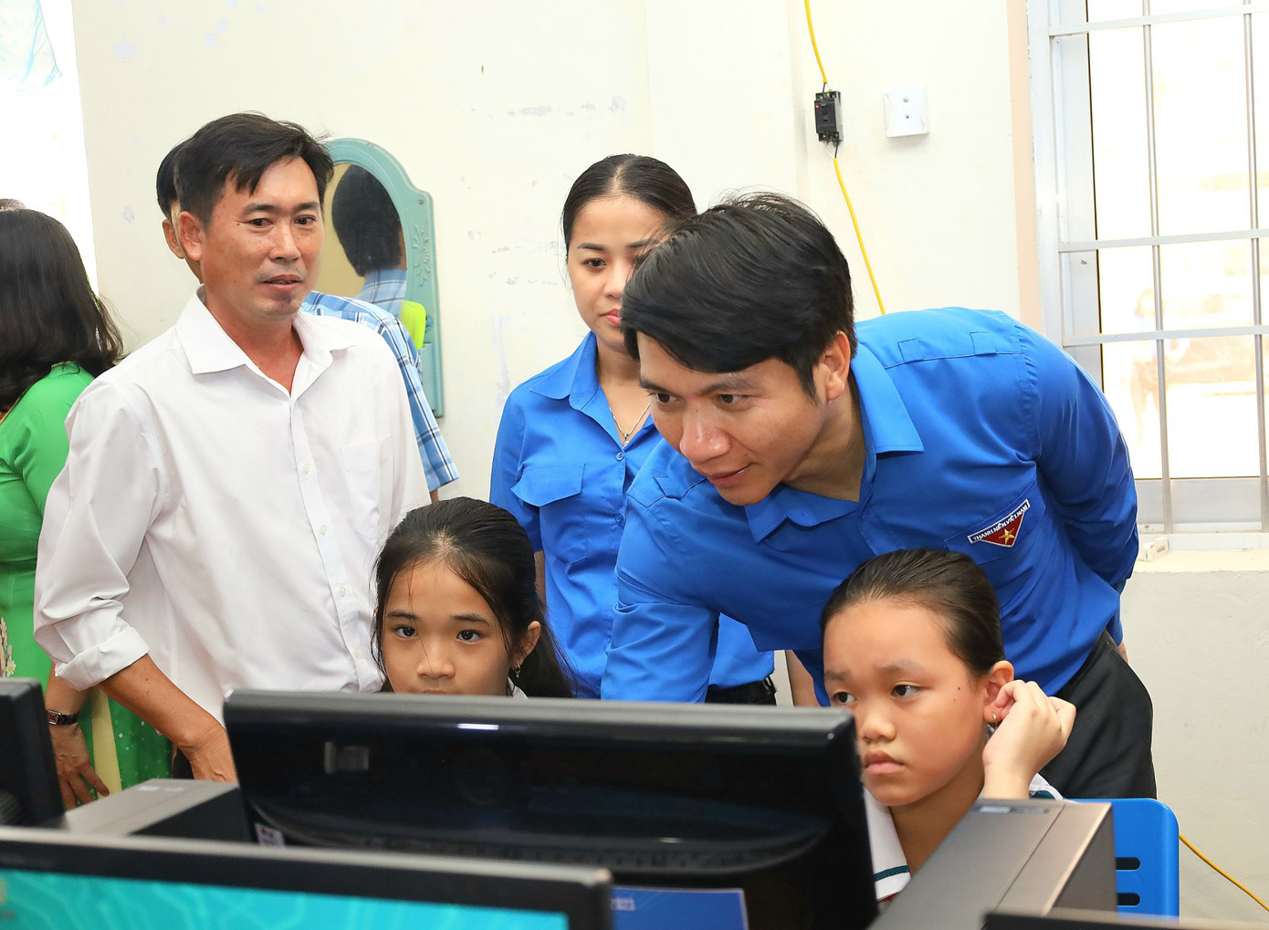 Đồng chí Nguyễn Ngọc Lương, Bí thư thường trực Trung ương Đoàn, Chủ tịch Hội LHTN Việt Nam trao tặng phòng máy tính cho các em học sinh. Đồng chí Nguyễn Ngọc Lương, Bí thư thường trực Trung ương Đoàn, Chủ tịch Hội LHTN Việt Nam trao tặng phòng máy tính cho các em học sinh.