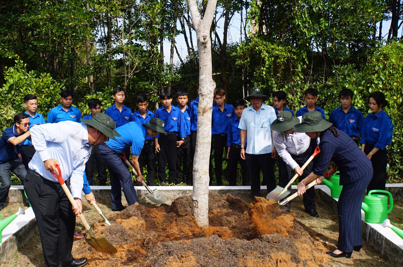 Phó Chủ tịch nước Võ Thị Ánh Xuân,cùng các đồng chí Bí thư Trung ương Đoàn, Bí thu, Phó Bí thư Tỉnh ủy trồng cây lưu niệm tại KDL Quốc gia Mũi Cà Mau.