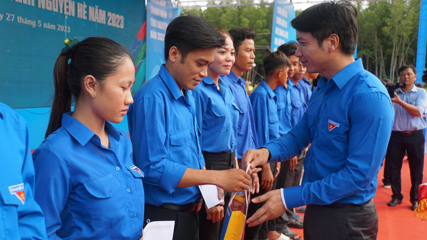 Đồng chí Nguyễn Ngọc Lương, Bí thư thường trực Trung ương Đoàn, Chủ tịch Hội LHTN Việt Nam tặng quà cho thanh niên dân tộc thiểu số. Đồng chí Nguyễn Ngọc Lương, Bí thư thường trực Trung ương Đoàn, Chủ tịch Hội LHTN Việt Nam tặng quà cho thanh niên dân tộc thiểu số.
