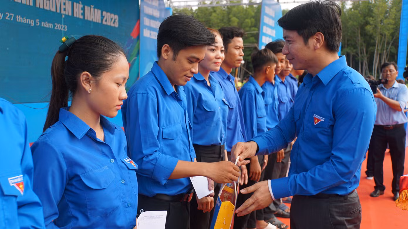 Đồng chí Nguyễn Ngọc Lương, Bí thư thường trực Trung ương Đoàn, Chủ tịch Hội LHTN Việt Nam tặng quà cho thanh niên dân tộc thiểu số.