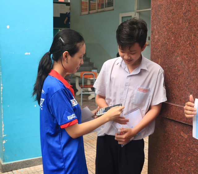 TNV cho mượn máy tính. (Ảnh: Kim Ngọc Nhiên)