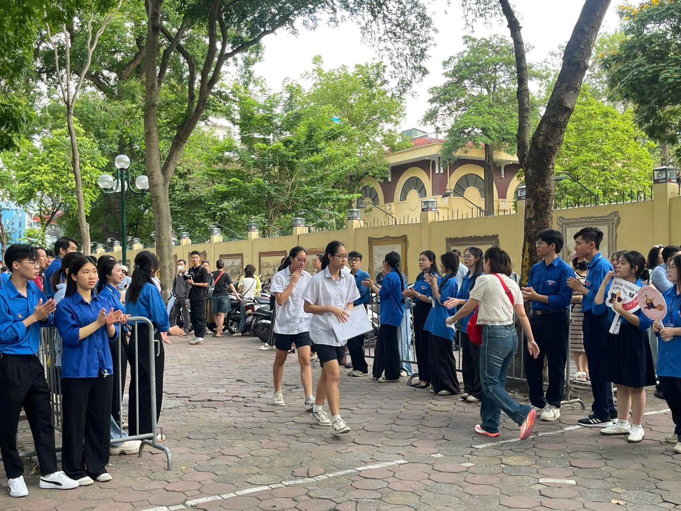 Thí sinh tại điểm thi THPT Phan Đình Phùng được các thanh niên tình nguyện Tiếp sức mùa thi. (Ảnh: Linh Phương) Thí sinh tại điểm thi THPT Phan Đình Phùng được các thanh niên tình nguyện Tiếp sức mùa thi. (Ảnh: Linh Phương)