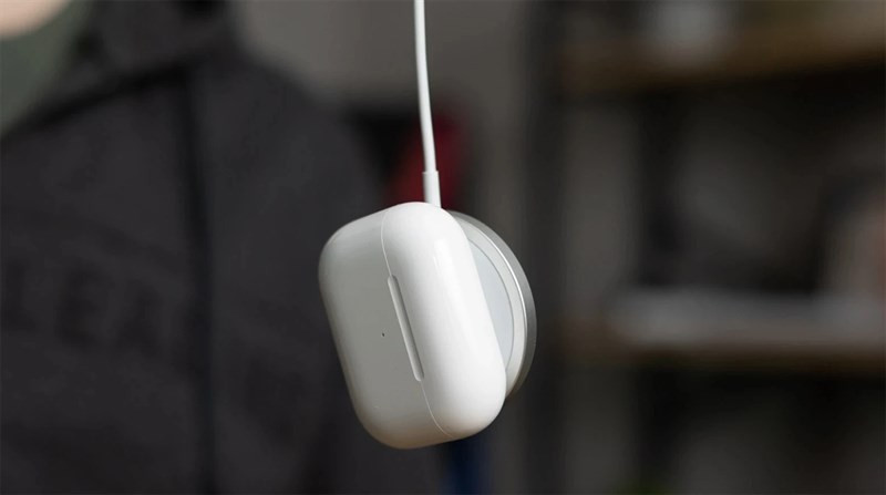 Trong tương lai iPhone sẽ có thể sạc ngược không dây cho AirPods. (Ảnh minh hoạ: PhoneArena) Trong tương lai iPhone sẽ có thể sạc ngược không dây cho AirPods. (Ảnh minh hoạ: PhoneArena)