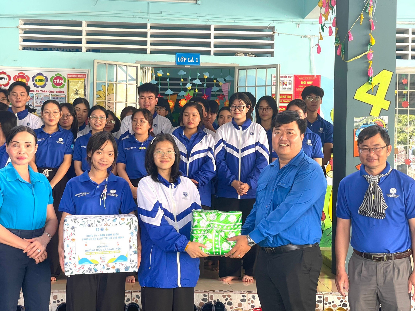 Đồng chí Dư Phạm Hữu Khuyến - Phó Bí thư Tỉnh Đoàn, Chỉ huy trưởng Chiến dịch tỉnh Kiên Giang trao tặng quà cho các sinh viên tình nguyện của trường Đại học Luật TP.HCM. Đồng chí Dư Phạm Hữu Khuyến - Phó Bí thư Tỉnh Đoàn, Chỉ huy trưởng Chiến dịch tỉnh Kiên Giang trao tặng quà cho các sinh viên tình nguyện của trường Đại học Luật TP.HCM.