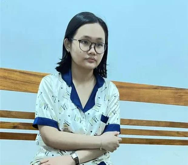 Nữ sinh 21 tuổi tại cơ quan điều tra. Nữ sinh 21 tuổi tại cơ quan điều tra.