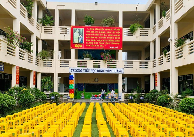 Giáo viên Trường Tiểu học Đinh Tiên Hoàng (Ninh Bình) bị "tố" xúc phạm học sinh. Giáo viên Trường Tiểu học Đinh Tiên Hoàng (Ninh Bình) bị "tố" xúc phạm học sinh.