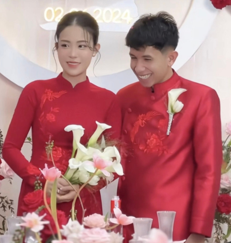 Hồng Duy và Kiều Oanh chọn trang phục áo dài đỏ trong lễ rước dâu về nhà trai. Hồng Duy và Kiều Oanh chọn trang phục áo dài đỏ trong lễ rước dâu về nhà trai.