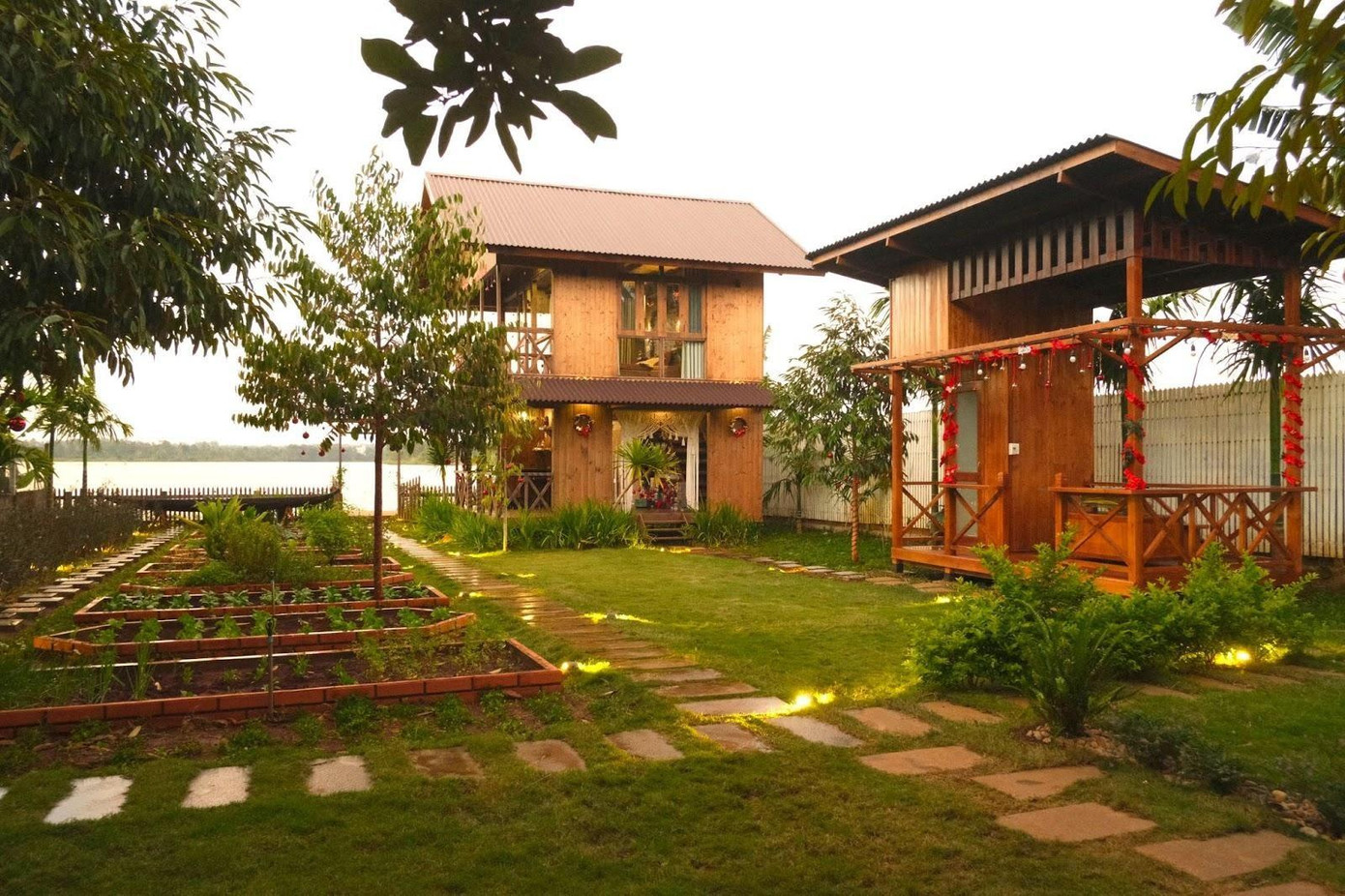 Chị Lan cùng nhóm bạn thân xây dựng không gian nghỉ dưỡng “Nhà Bên Hồ” đẹp như cổ tích, giúp các con thoải mái “vi vu” mà chẳng cần đi xa. Chị Lan cùng nhóm bạn thân xây dựng không gian nghỉ dưỡng “Nhà Bên Hồ” đẹp như cổ tích, giúp các con thoải mái “vi vu” mà chẳng cần đi xa.