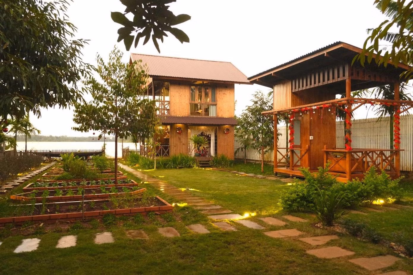 Chị Lan cùng nhóm bạn thân xây dựng không gian nghỉ dưỡng “Nhà Bên Hồ” đẹp như cổ tích, giúp các con thoải mái “vi vu” mà chẳng cần đi xa.