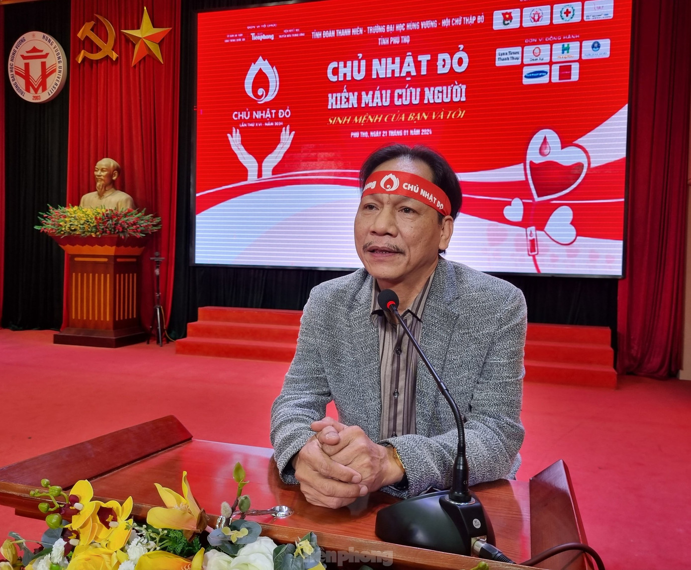 Nhà báo Lê Minh Toản phát biểu tại chương trình Chủ Nhật Đỏ ở Đại học Hùng Vương. Nhà báo Lê Minh Toản phát biểu tại chương trình Chủ Nhật Đỏ ở Đại học Hùng Vương.