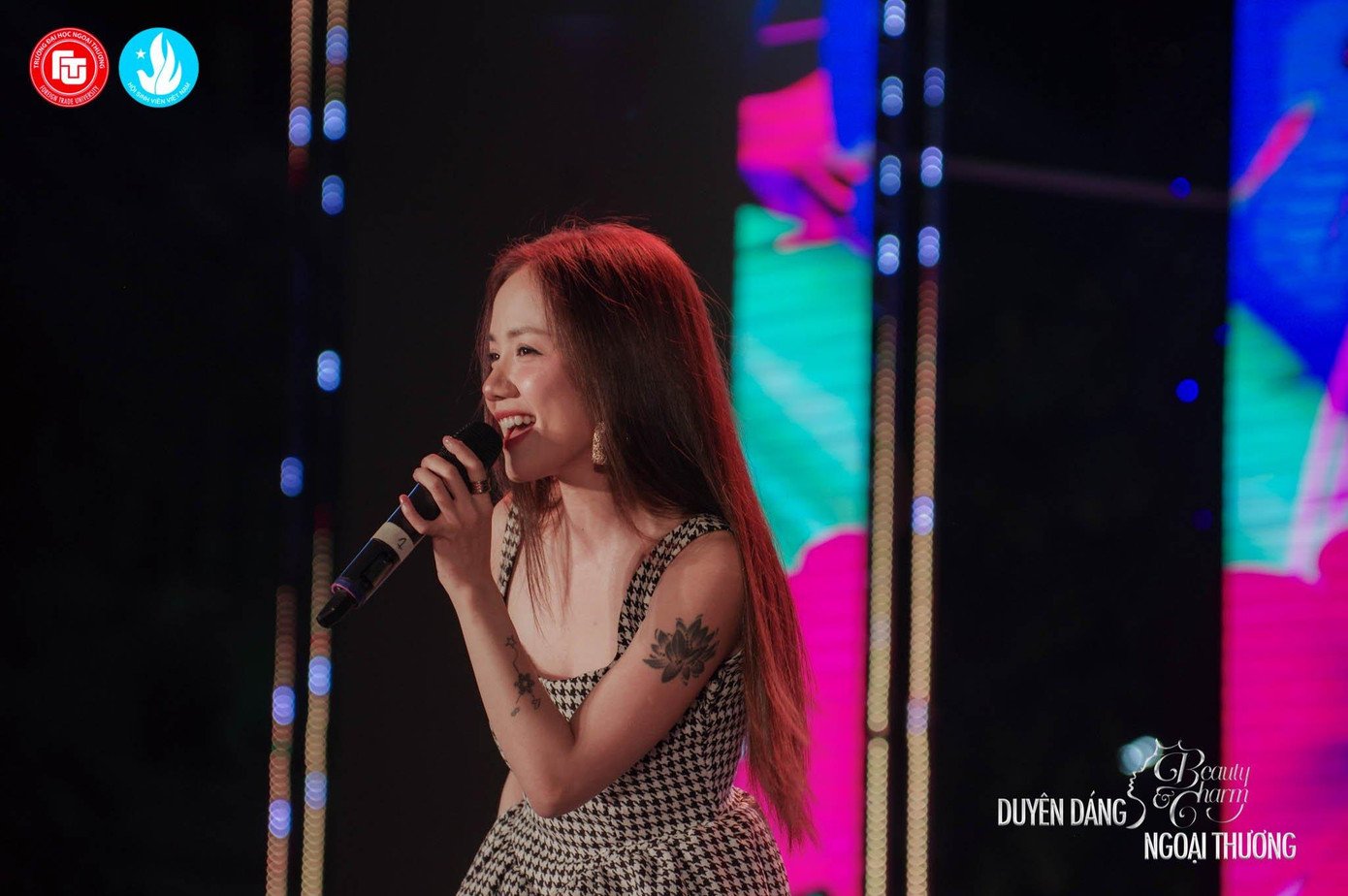 Ca sĩ Phương Ly khuấy động sân khấu với những bản tình ca quen thuộc. Ca sĩ Phương Ly khuấy động sân khấu với những bản tình ca quen thuộc.