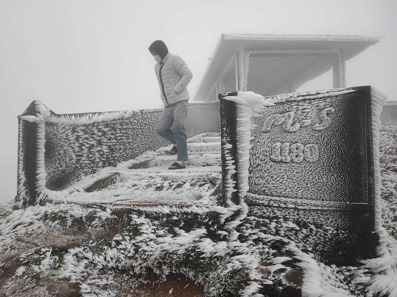 Nhiệt độ thấp kèm theo mưa nhỏ khiến băng giá phủ một lớp rất dày trên khu vực đỉnh Mẫu Sơn. (Ảnh: Nguyễn Minh Chuyển)