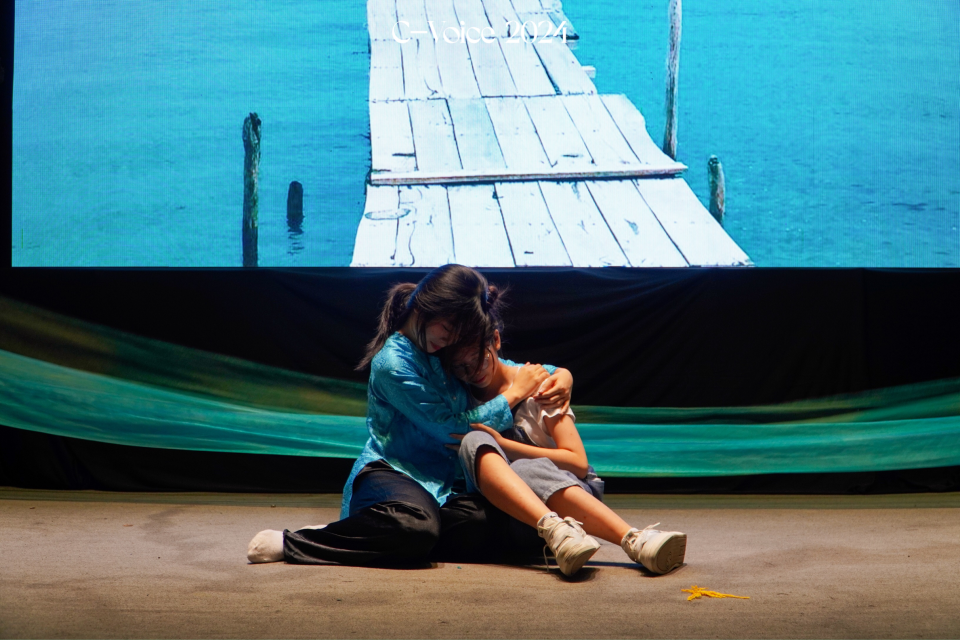 Tiết mục "Bỉ vỏ” vô cùng cảm động từ tập thể lớp 10D2. Tiết mục "Bỉ vỏ” vô cùng cảm động từ tập thể lớp 10D2.