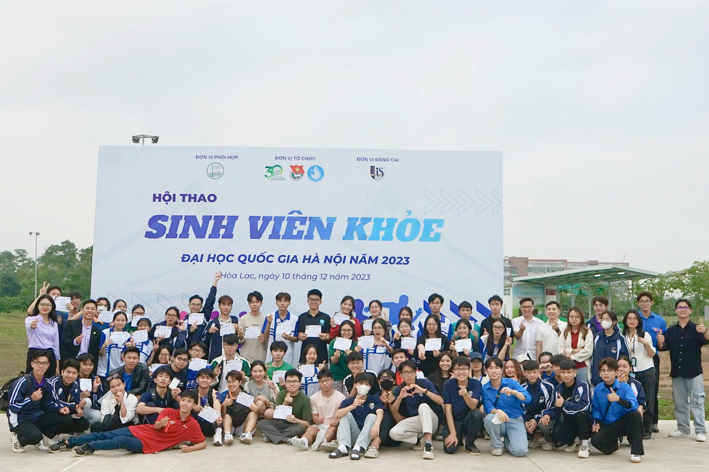 Các đồng chí lãnh đạo Đoàn Thanh niên - Hội Sinh viên Đại học Quốc gia Hà Nội chụp ảnh với đại diện với các bạn sinh viên đạt được Giấy chứng nhận. Các đồng chí lãnh đạo Đoàn Thanh niên - Hội Sinh viên Đại học Quốc gia Hà Nội chụp ảnh với đại diện với các bạn sinh viên đạt được Giấy chứng nhận.