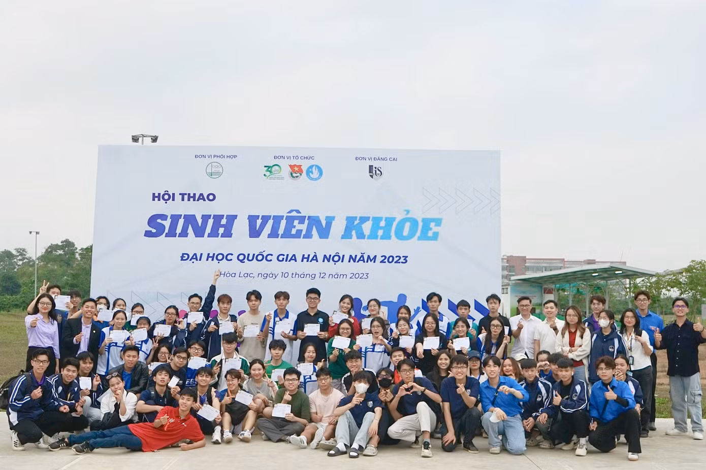 Các đồng chí lãnh đạo Đoàn Thanh niên - Hội Sinh viên Đại học Quốc gia Hà Nội chụp ảnh với đại diện với các bạn sinh viên đạt được Giấy chứng nhận.