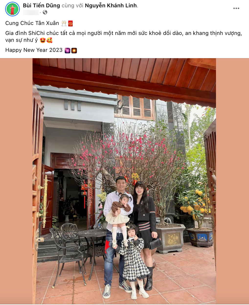 Trung vệ Bùi Tiến Dũng bên vợ và hai con gái xinh xắn.