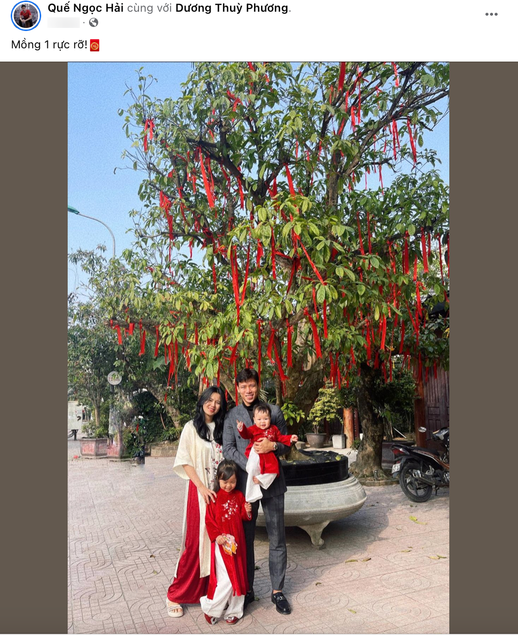 Khép lại một năm thành công, trung vệ Quế Ngọc Hải cùng vợ con đón Tết và cầu mong mọi điều tốt đẹp đến với gia đình anh cũng như các đồng nghiệp.