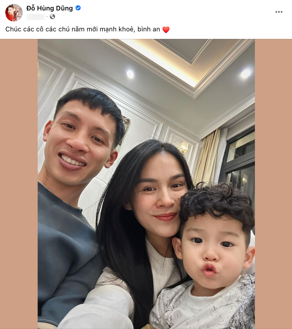 Đội trưởng ĐT Việt Nam - cầu thủ Đỗ Hùng Dũng bên vợ con.