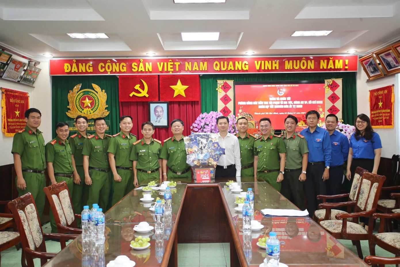 Các đại biểu chụp ảnh lưu niệm tại chương trình.